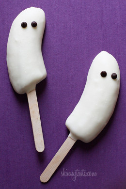 Ghost-shaped Halloween frozen banana pops made with just white chocolate and bananas. Fun, healthy treats to make with the kids!